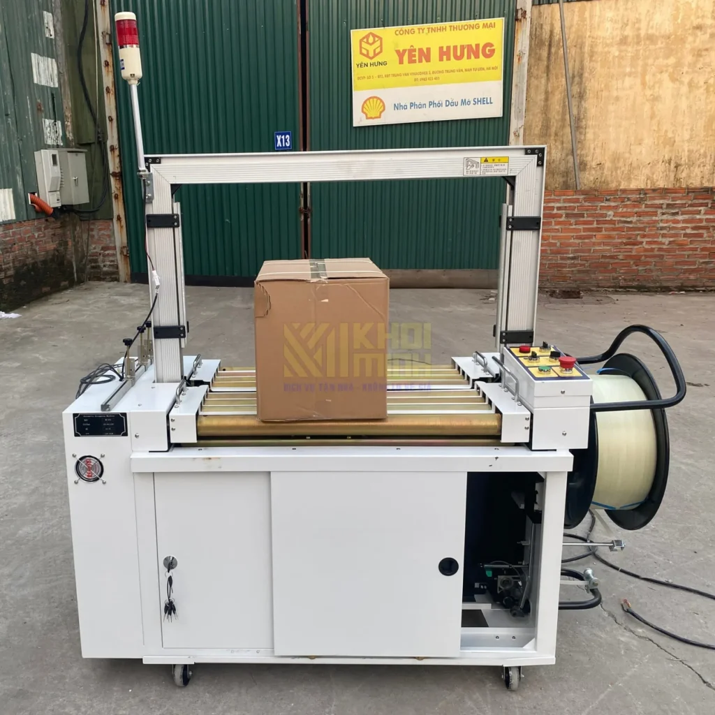 Hình ảnh chạy thử các máy đóng đai thùng carton, điều chỉnh lực siết và độ căng dây đai phù hợp với từng loại thùng