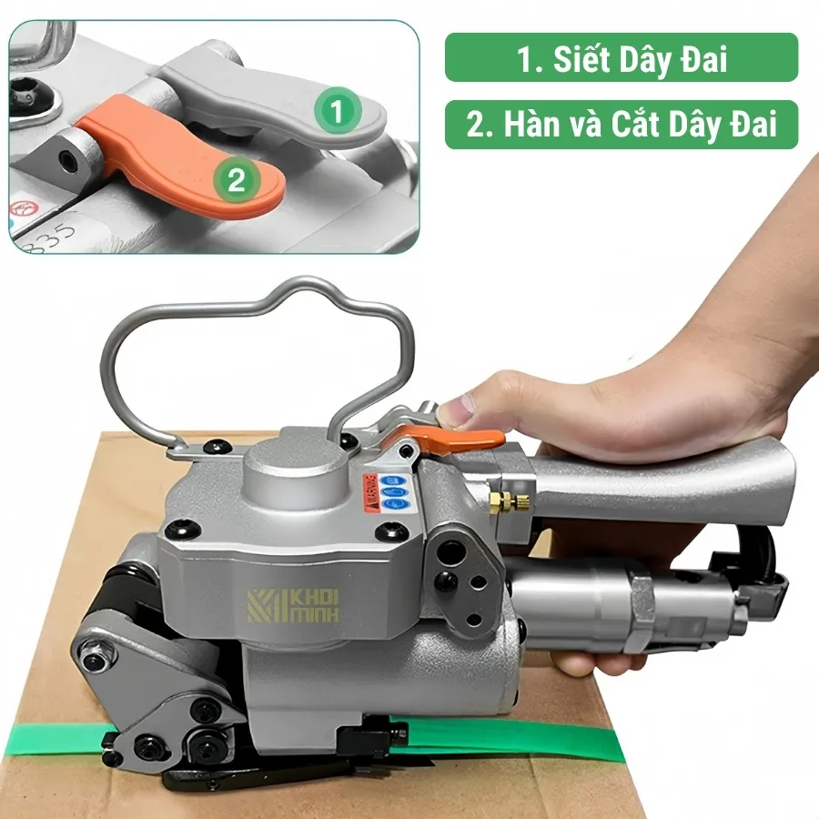 Máy đóng đai cầm tay khí nén A25 thiết kế hai bước siết và hàn cắt dây đai thông qua hai gạt bấm với màu sắc khác nhau dễ phân biệt và bố trí sát tay cầm thuận tiện thao tác