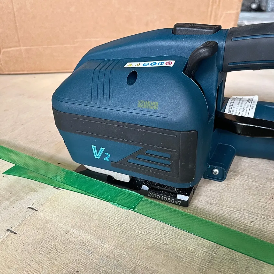 Cận cảnh mối hàn dây đai PET của máy đóng đai cầm tay V2 phẳng đẹp, bám dính chắc chắn công nghệ hàn nhiệt ma sát.
