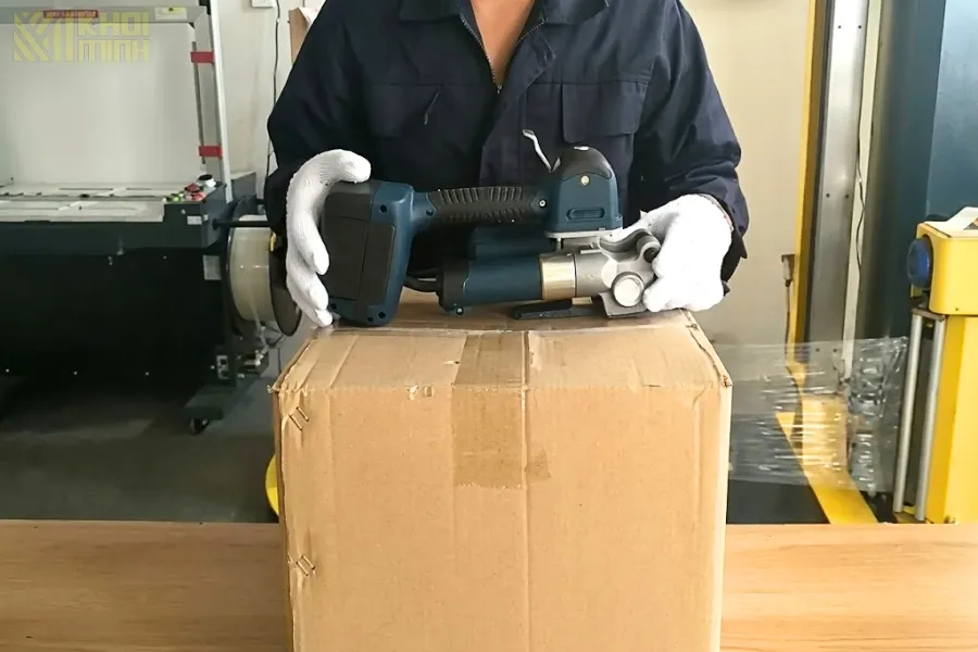 Khách hàng chuẩn bị thao tác đóng đai thùng carton tại xưởng