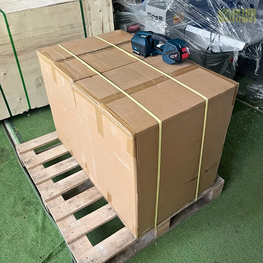 Khôi Minh sẵn máy đóng đai cầm tay V2 và dây đai PP tại kho, hỗ trợ khách hàng test máy trực tiếp trên kiện hàng thực tế trước khi mua