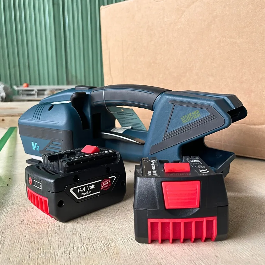 Máy V2 sử dụng Pin Lithium thiết kế dạng trượt, chỉ cần đẩy lên để lắp và nhấn chốt để tháo, giúp thay pin nhanh chóng, tiện lợi