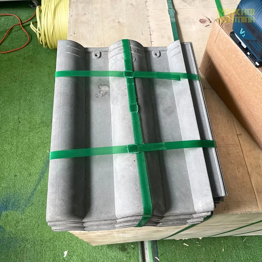 Máy đóng đai V2 sử dụng dây PET siết chặt gahcj ngói với lực siết điều chỉnh được, mối hàn phẳng đẹp, chắc chắn, không gây nứt vỡ