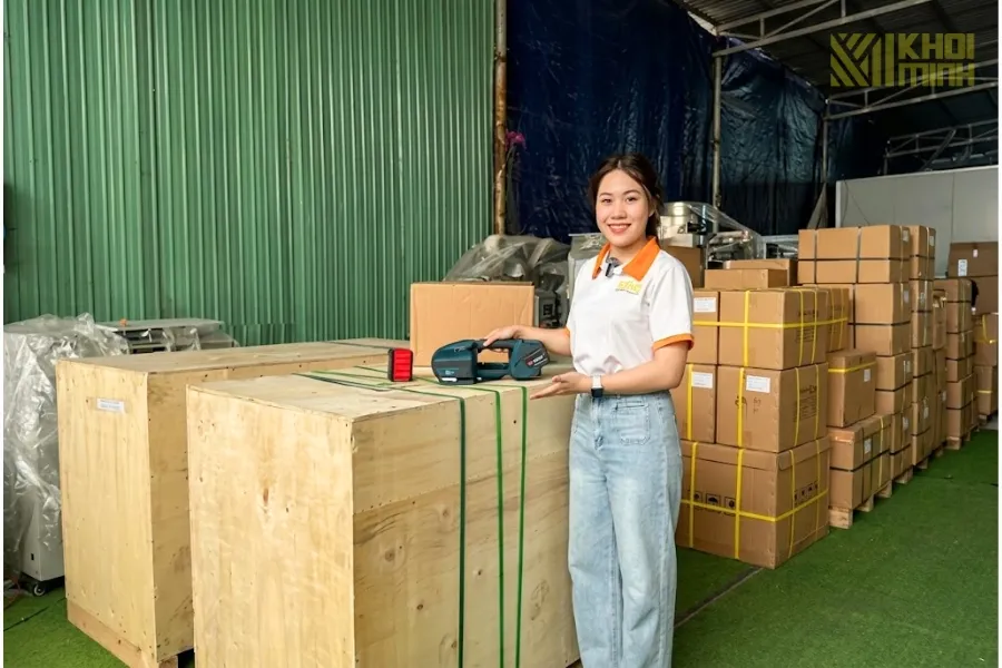 Máy đóng đai V2 sử dụng được cả dây PP và PET, linh hoạt đóng đai từ thùng carton đến kiện hàng gỗ lớn