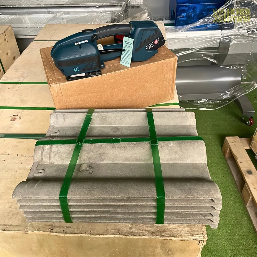 Máy đóng đai cầm tay V2 có thể sử dụng để siết đai gạch, ngói và nhiều loại vật liệu xây dựng khác