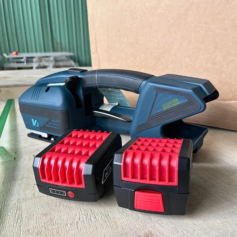 Máy đóng đai cầm tay dùng pin V2 đi kèm 2 pin Lithium, thuận tiện thay thế luân phiên, đảm bảo quá trình đóng đai liên tục