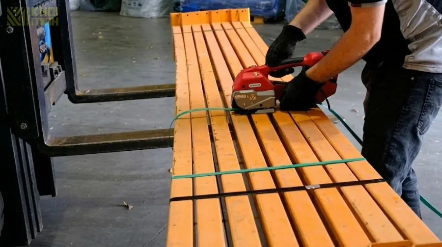 Máy đóng đai cầm tay H-46B ứng dụng đai dây PET bó các thanh gỗ dài