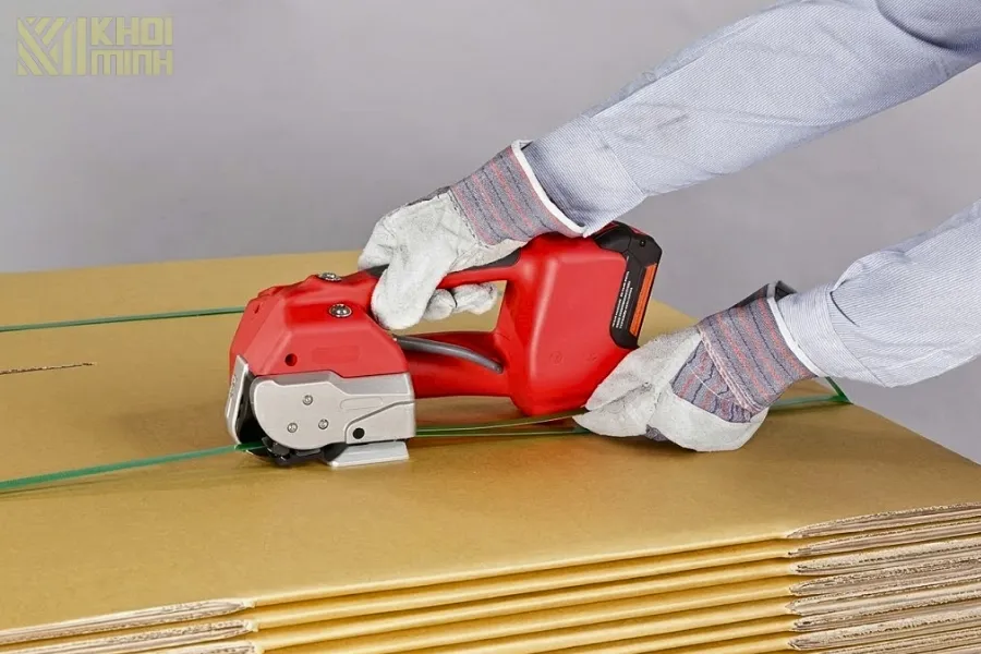 Máy đóng đai cầm tay H-46B ứng dụng đóng đai các bìa carton cứng và dày xếp chồng lên nhau