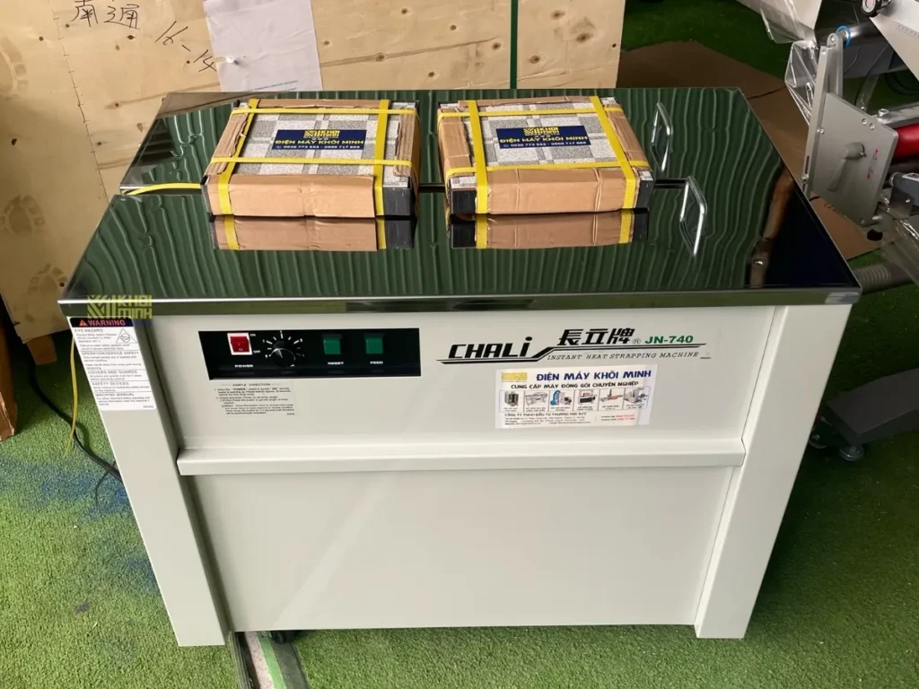 Máy đóng đai gạch bán tự động Chali JN 740 test đóng mẫu thử cho khách