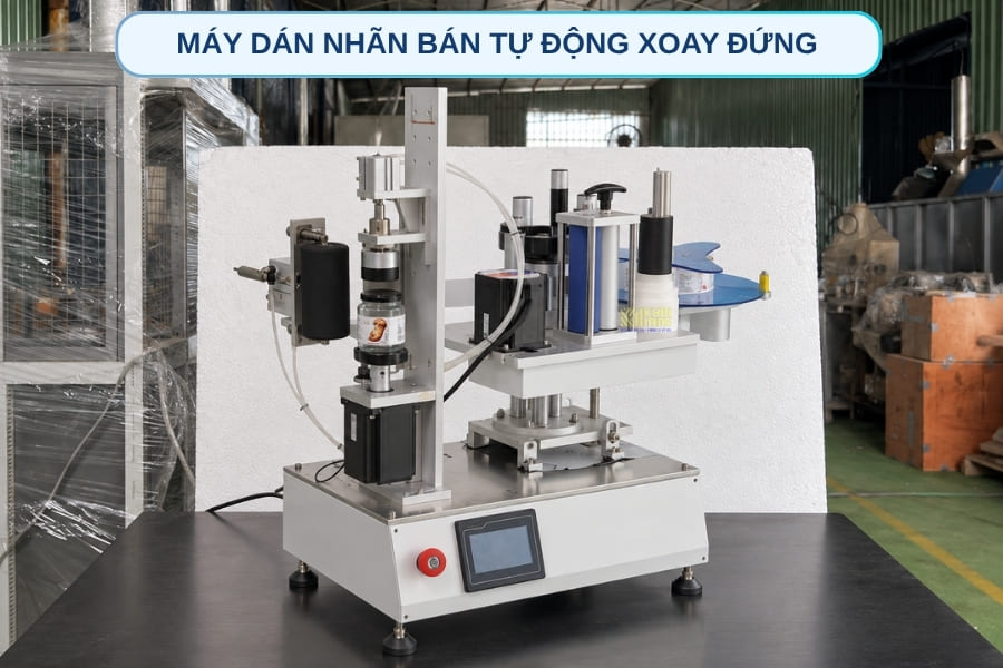 Máy dán nhãn chai vuông chai dẹt bán tự động dạng xoay đứng tốc độ 15-35 chai/phút
